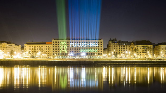 Activistas de Greenpeace proyectan un mensaje sobre la fachada de las oficinas de los diputados húngaros a orillas del Danubio