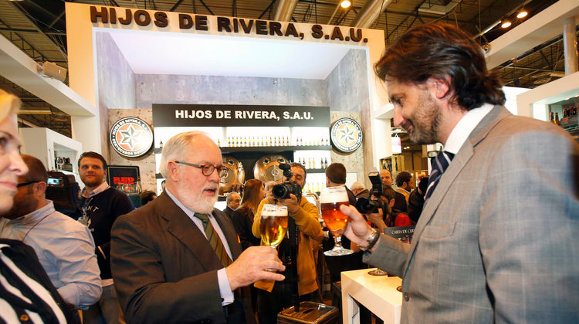 El ministro de Agricultura, Miguel Arias Cañete, brindó con una Estrella Galicia en la inauguración del Salón