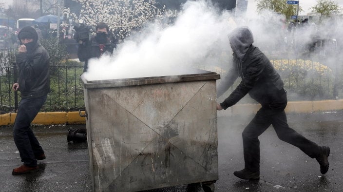 Manifestantes turcos montan una barricada mientras se enfrentan a los antidisturbios ante un hospital en Estambul 