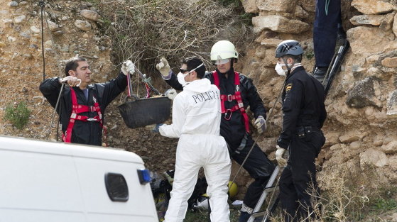 Agentes durante las labores de búsqueda de los restos de Pilar Cebrián en un nevero artificial 
