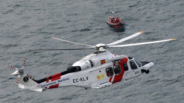 Un helicóptero y una lancha de Salvamento Marítimo rastrean la zona del naufragio (J.L. CEREIJIDO)