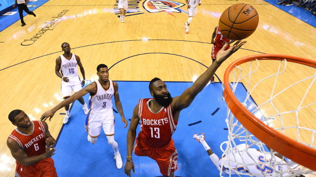 El jugador James Harden de los Rockets intenta encestar contra los Thunder 