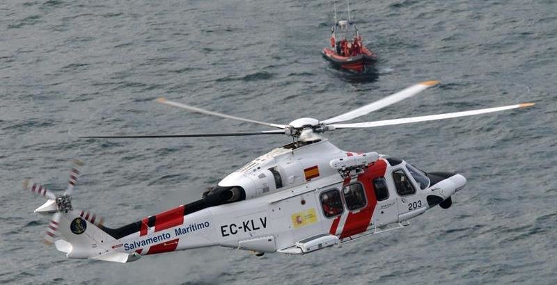Un helicóptero de Salvamento Marítimo y una embarcación durante las labores de búsqueda