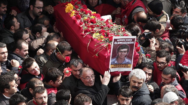  Una multitud de ciudadanos carga con el féretro de Berkin Elvan durante su funeral