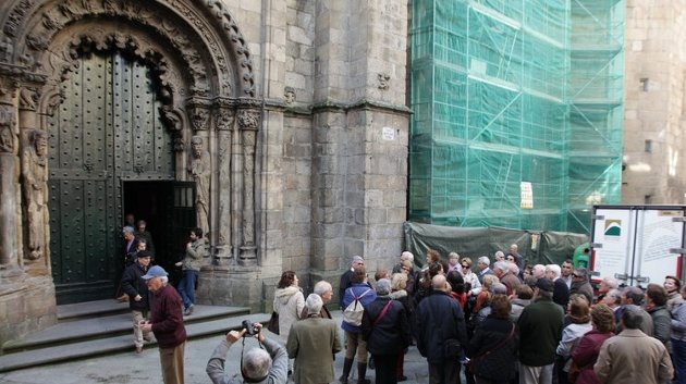Un grupo de turistas contempla la Catedral, con un andamio en un lateral de la fachada Norte (JOSÉ PAZ)