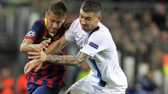 Neymar trata de hacerse con el balón ante el defensa rival Kolarov (TONI ALBIR) 