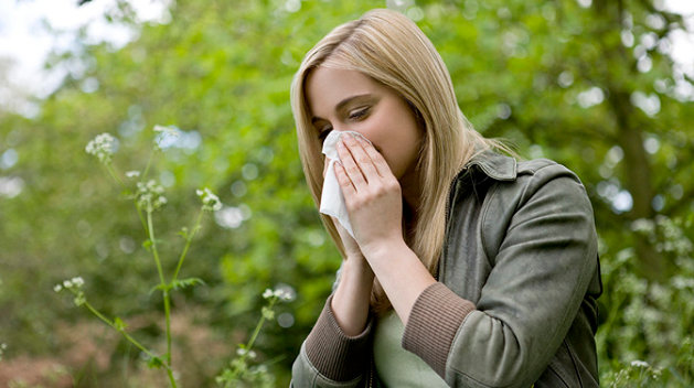 Una joven afectada por la proliferación de las alergias estacionales