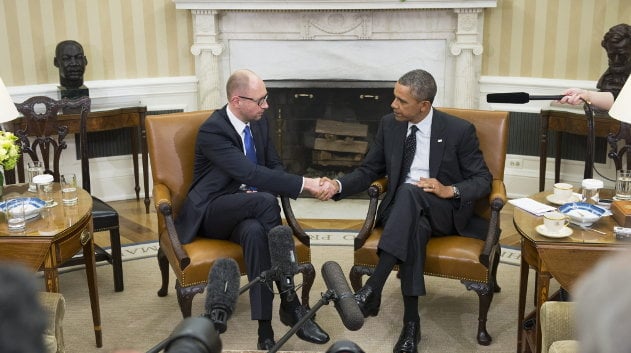 Arseny Yatsenyuk y Barack Obama se saludan al inicio de su encuentro en la Casa Blanca (SHAWN THEW)