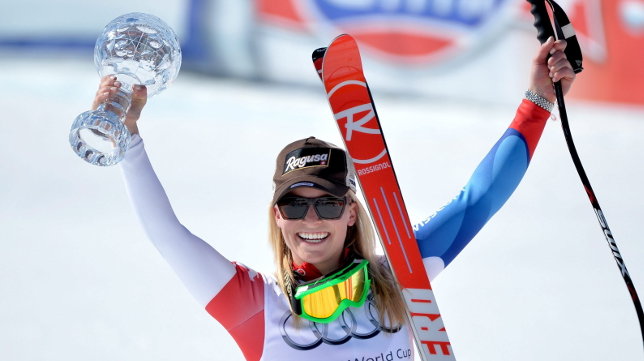 La esquiadora suiza Lara Gut celebra su victoria en la clasificación final del super gigante femenino