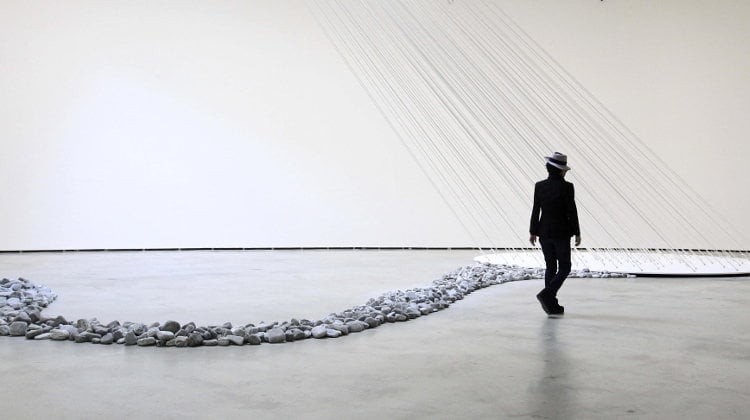 Yoko Ono pasea junto a una de sus obras en el Museo Guggenheim en Bilbao