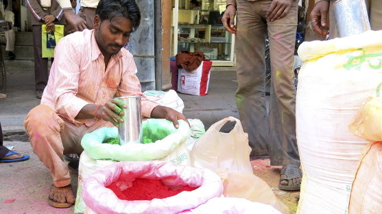  El Sadar Bazar de la parte antigua de la capital india se llena de polvos de colores, de pistolas de agua, globos y aerosoles