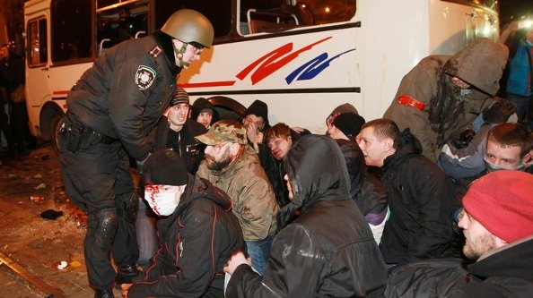 Policías ucranianos protegen a manifestantes unionistas tras ser agredidos por prorrusos en Donetsk 