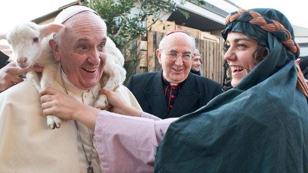 El papa Francisco bromea con una mujer las pasadas navidades