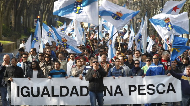 Cientos de pescadores asturianos y gallegos protestan esta mañana frente a la sede del Parlamento regional del Principado