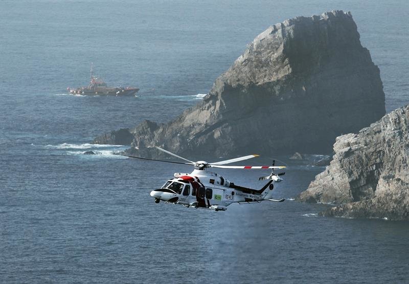 El helicóptero del Helimes Cantabrico tras levantar la niebla que impedia esta mañana observar los trabajos de rescate del barco