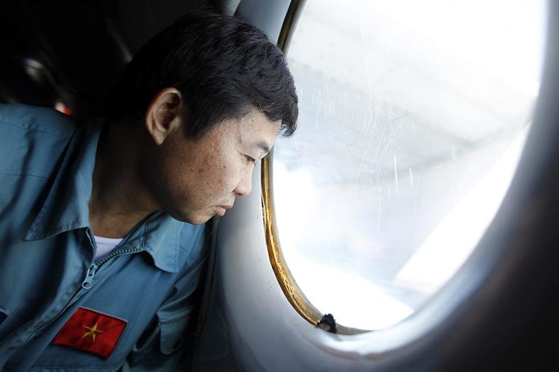 Un vietnamita observa por la ventana de un avión de las Fuerzas Aéreas vietnamitas
