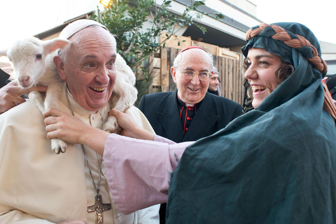 El papa Francisco, bromea con una mujer durante las pasadas navidades.