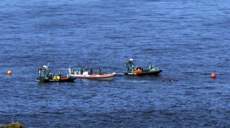 Los buzos de la Guardia Civil tras rescatar del interior del barco pesquero el cuerpo sin vida de uno de los seis tripulantes