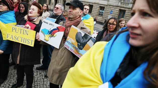 Ucranianos y simpatizentes de su causa participan en una manifestación contra la independencia de Crimea frente a la Embajada de Rusia en Berlín