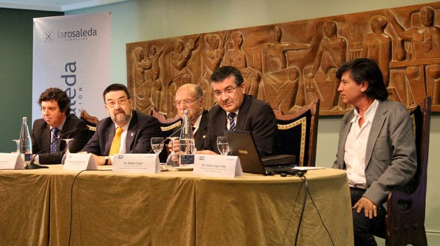 Fernández Albor, Rafael López y López Otín en una charla de los Martes Clínicos del año pasado