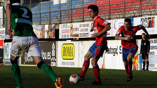 Iker Alegre, goleador en el partido del domingo, toca el balón ante un rival del Caudal Deportivo (MIGUEL ÁNGEL) 