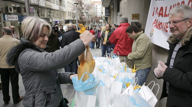 Los vecinos recogen pollos regalados en la calle por el sindicato Unións Agrarias y la Asoción de Criadores de Aves de Galicia 