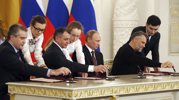 Vladimir Putin y los líderes crimeos; el nuevo primer ministro de Crimea, Serguéi Aksiónov; el jefe del Parlamento crimeo, Vladímir Konstantínov; y el jefe de la administración de Sebastopol, Alexei Chaliy en la firma del acuerdo de integración