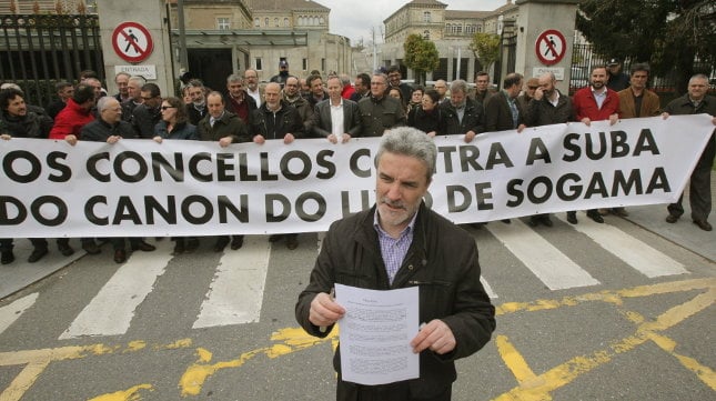 Concentración de los alcaldes de la oposición delante de la Xunta de Galicia