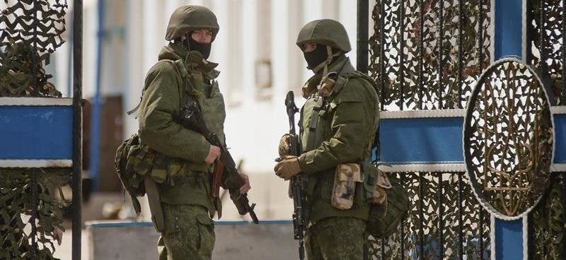 Soldados de las fuerzas rusas de autodefensa vigilan la entrada de un cuartel general de la Armada ucraniana en Crimea