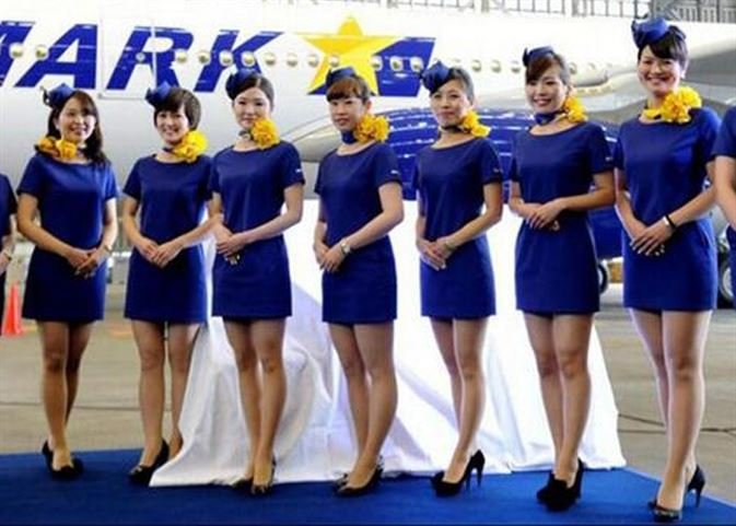 Una aerolínea japonesa acorta la falda de los uniformes de sus azafatas