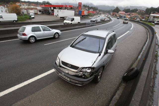 Un coche accidentado en el fatídico kilómetro 10 de la autovía Vigo-Porriño, donde más accidentes se producen en toda España.