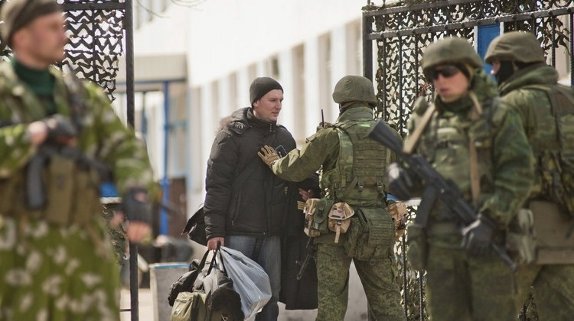 Un militar ucraniano abandona el cuartel general de Sebastopol (A.PEDKO) 