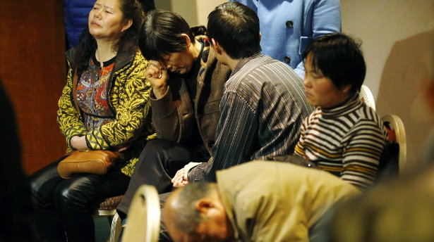Familiares congregados en la sala de televisión para seguir las informaciones en un hotel de Pekín 