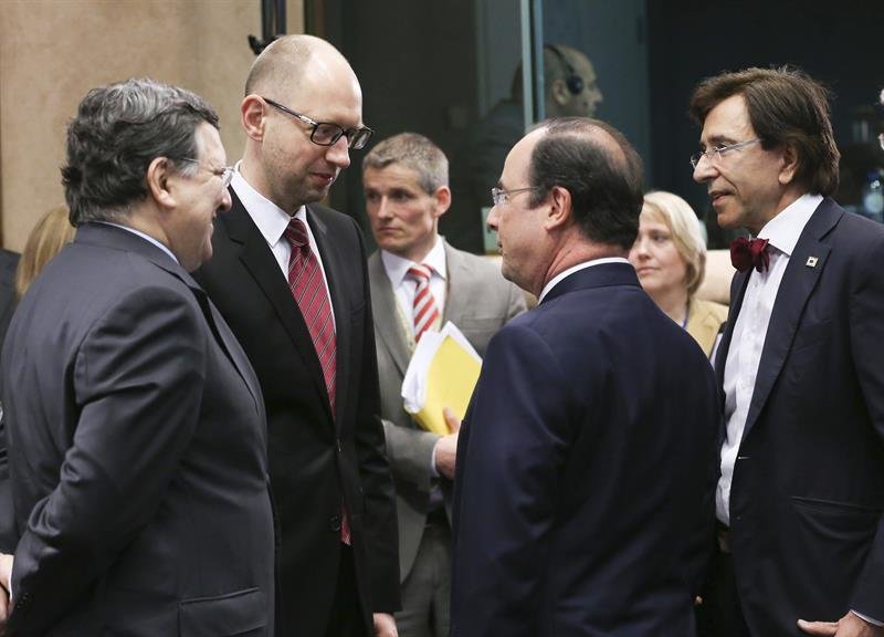 El presidente de la CE, Durao Barroso; el primer ministro de Ucrania, Arseniy Yatsenyuk; el presidente francés, François Hollande, y el primer ministro belga, Elio Di Rupo, esta mañana. (EFE)