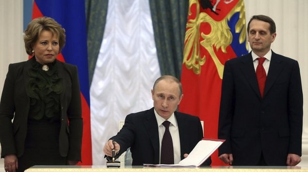 El presidente ruso, Vladimir Putin se dispone a firmar la incorporación de Crimea y Sebastopol (SERGEI CHIRIKOV)
