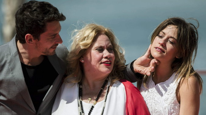 El actor y director Paco León besa a su madre, Carmina Barrios, junto a su hermana María León, durante la presentación de la película &#34;Carmina y Amén&#34;