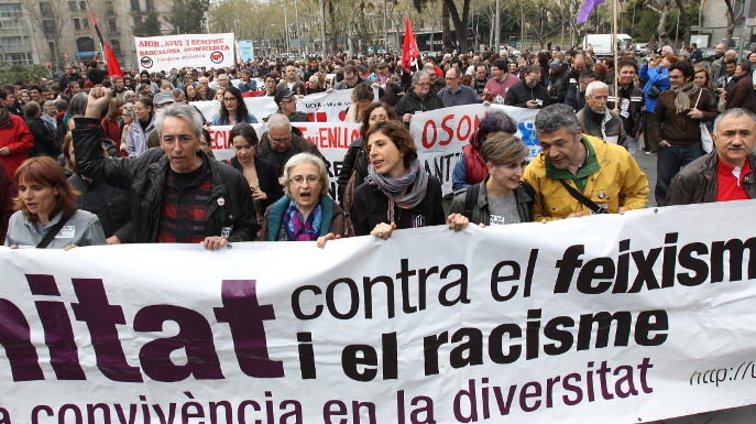 Varias personas portan una pancarta durante la manifestación contra el fascismo, el racismo y los partidos de extrema derecha
