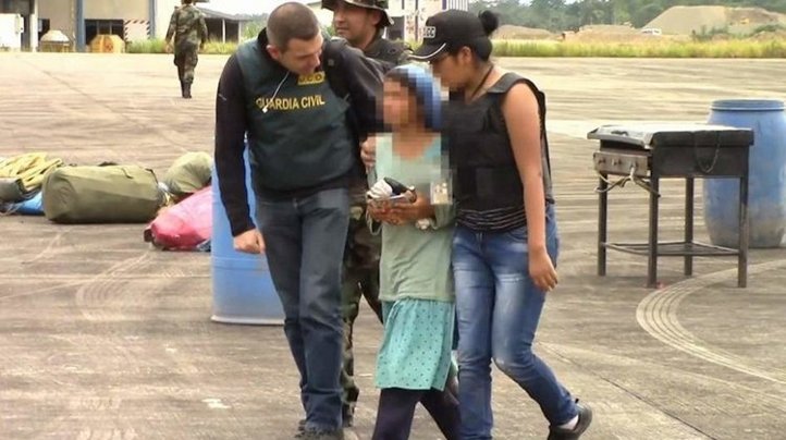 La niña secuestrada acompañada por dos miembros del equipo de homicidios de la Guardia Civil