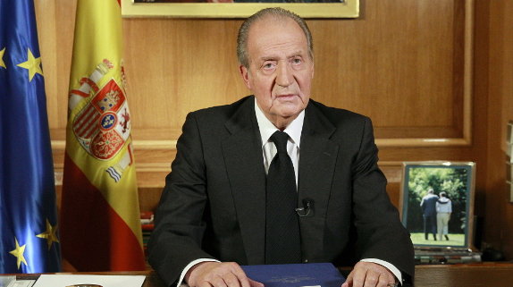 El rey Juan Carlos durante el mensaje que ha ofrecido tras conocer el fallecimiento de Adolfo Suárez