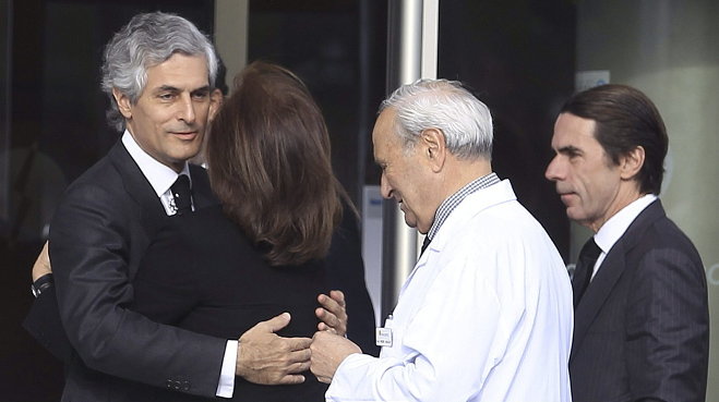 Adolfo Suárez Illana y el responsable de la clínica Cemtro, Pedro Guillén reciben en la puerta a José María Aznar