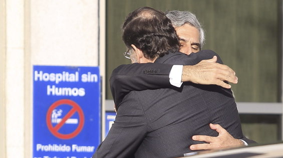  Adolfo Suárez Illana, hijo de Adolfo Suárez, abraza al presidente del Gobierno, Mariano Rajo