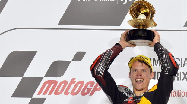 El piloto español de Moto2 Esteve Rabat con el trofeo en el podium 