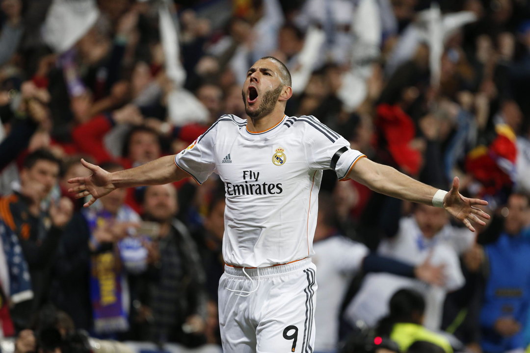 El delantero francés del Real Madrid Karim Benzema celebra el gol marcado ante el FC Barcelona (CARLOS HIDALGO)