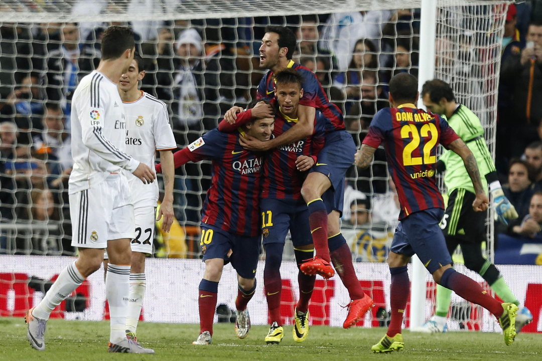 El delantero argentino del Barcelona Lionel Messi celebra con sus compañeros el gol