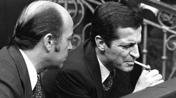 Fernández Ordóñez y Suárez, con su eterno cigarrillo, en su escaño del Congreso