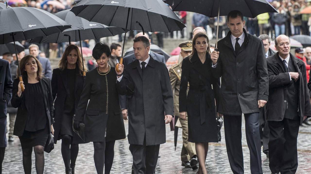 Los Príncipes de Asturias acompañados de diversas autoridades a su legada al funeral