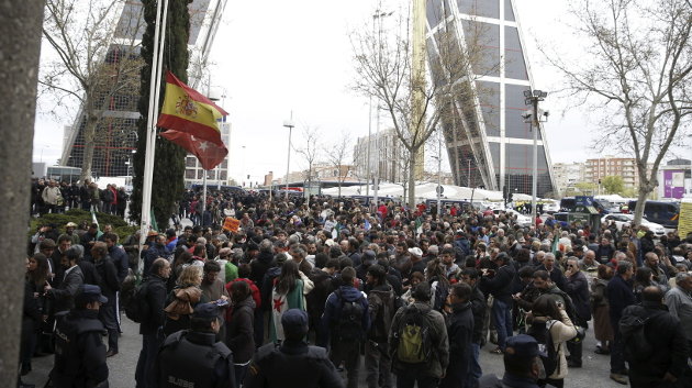Varios cientos de personas se han concentrado a las puertas de los Juzgados de la Plaza de Castilla