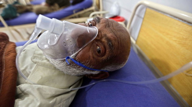 Un enfermo de tuberculosis recibe tratamiento médico en un hospital de Pakistán
