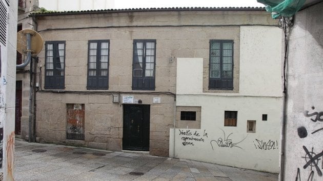 Fachada de la casa que ocupa Abeiro en Ourense, donde tiene talleres. Está en la calle Lúa (JOSÉ PAZ)