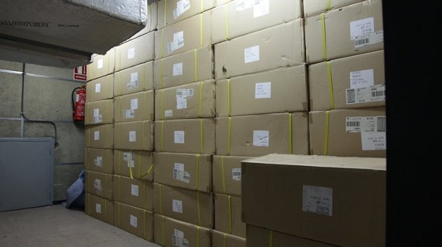 Cajas apiladas en un sótano en el Auditorio. Guardan los 295 altavoces comprados a Jolper Música (JOSÉ PAZ)